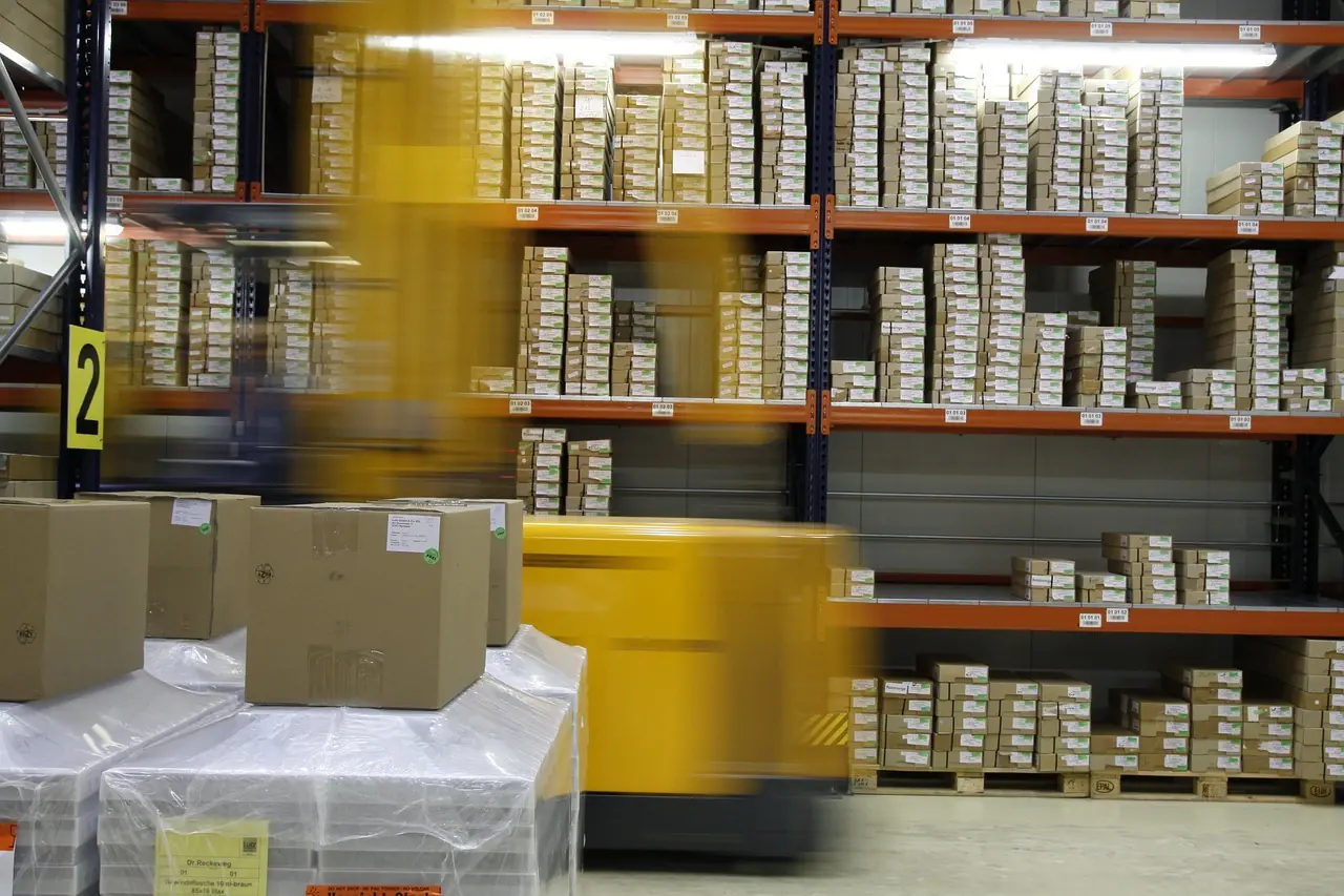 Cum să accelerezi pregătirea comenzilor de Black Friday cu ajutorul soluțiilor automate: De la stocare eficientă la expediere rapidă