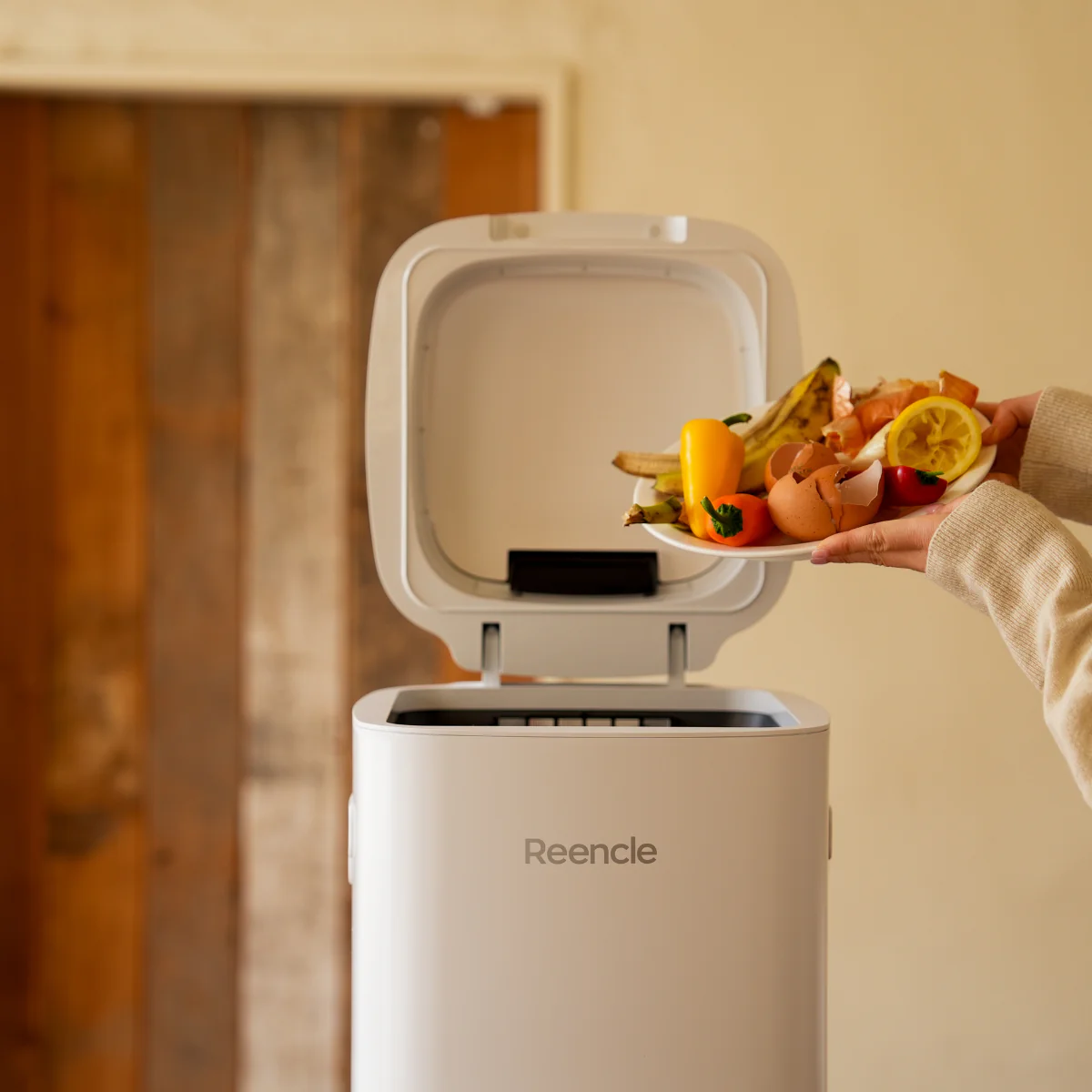 Compostarea tradițională vs Reencle: care este soluția ideală pentru gestionarea deșeurilor alimentare acasă?